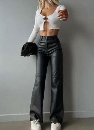 Женские черные брюки свободного кроя из эко-кожи на флисе (42-44, 44-46)2 фото