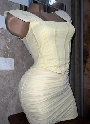 Корсетное платье трендового бледно-желтого цвета1 фото