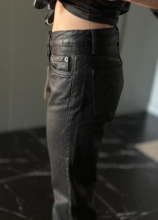 Крутые джинсы прямого кроя зара zara черные с trf покрытием, металлизированные3 фото