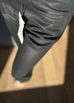 Крутые джинсы прямого кроя зара zara черные с trf покрытием, металлизированные7 фото