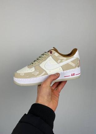 Прекрасные женские кроссовки nike air force 1 '07 lx fd4341-101 бежевые с молочным кастомная вышивка2 фото