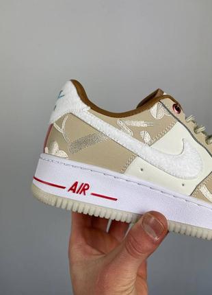 Прекрасные женские кроссовки nike air force 1 '07 lx fd4341-101 бежевые с молочным кастомная вышивка5 фото