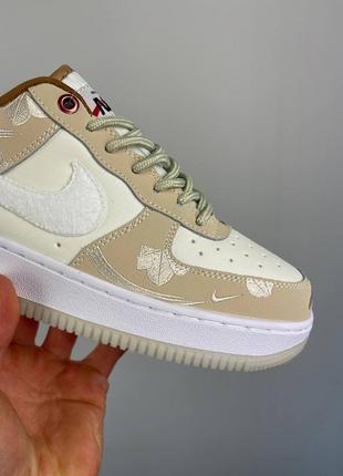 Прекрасные женские кроссовки nike air force 1 '07 lx fd4341-101 бежевые с молочным кастомная вышивка6 фото