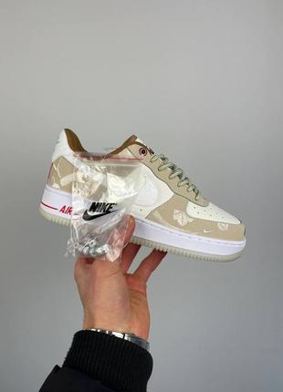 Прекрасные женские кроссовки nike air force 1 '07 lx fd4341-101 бежевые с молочным кастомная вышивка8 фото