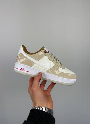 Прекрасные женские кроссовки nike air force 1 '07 lx fd4341-101 бежевые с молочным кастомная вышивка10 фото