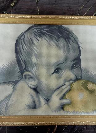 Готовая картина алмазная мозаика малыш с яблочкой2 фото