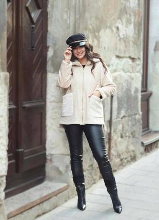 Комбинированная шубка-куртка с наложенными карманами большого размера, женская куртка батал на молнии4 фото