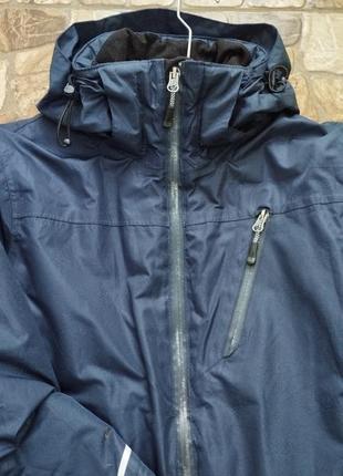 Спортивная горнолыжная куртка.
