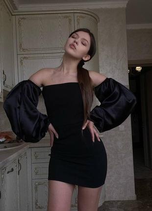 Сукня міні з об'ємними рукавами із атласу по фігурі з відкритими плечима плаття чорна елегантна вечірня новорічна святкова