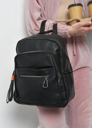 Жіночий рюкзак чорного кольору кольору моко