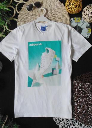 Модняча футболка adidas shoe photo tee