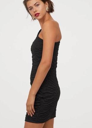 Чёрное фактурное платье мини на одно плечо/с одним рукавом3 фото