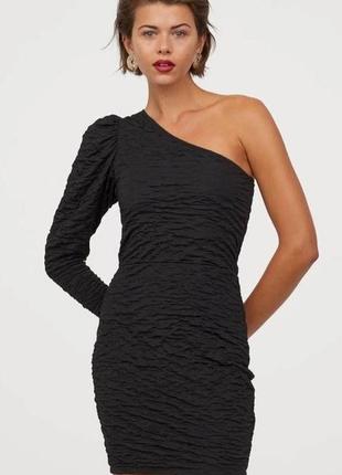 Чёрное фактурное платье мини на одно плечо/с одним рукавом1 фото