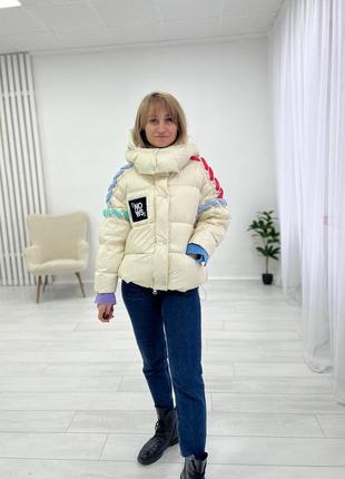 Теплый женский пуховик молочный короткий