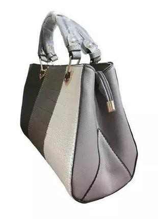 Женская сумка на плечо черно-белая комбинированная женская сумочка эко кожа белая черная с меховым брелоком серый3 фото