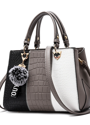 Женская сумка на плечо черно-белая комбинированная женская сумочка эко кожа белая черная с меховым брелоком серый