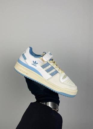 Чудові жіночі кросівки adidas forum low 84 carolina white gz1893 молочні з блакитним