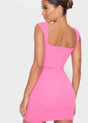 Ярко-розовое облегающее платье без рукавов с квадратным вырезом4 фото