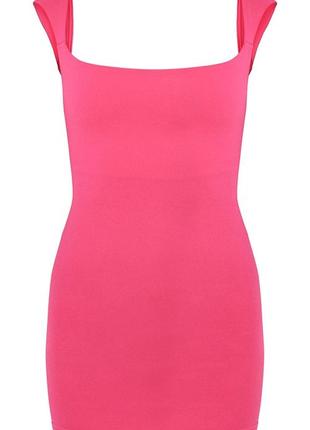 Ярко-розовое облегающее платье без рукавов с квадратным вырезом6 фото