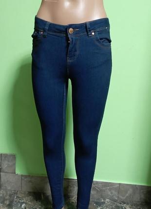 Красивые облегающие женские джинсы1 фото