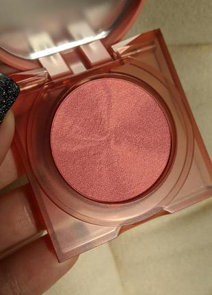 Рум'яна huda beauty glowish