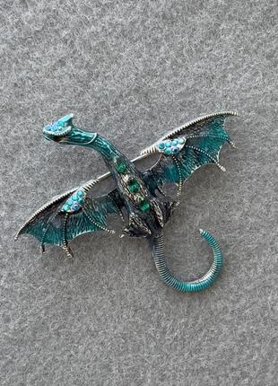 Брошь-кулон дракон синяя эмаль с голубыми и зелеными стразами, серебряный металл 47х57мм +-