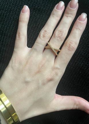 Нежная и массивная кольца в золотом цвете с фианитами