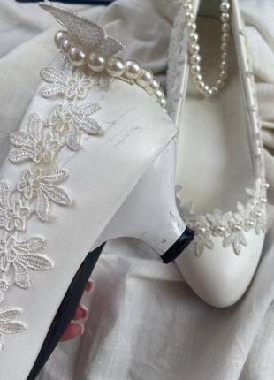 Очень нежные винтажные свадебные туфельки9 фото