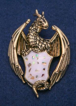 Брошь кулон гельдастичный золотой дракон с белой эмалью и халиотисом, золотистый металл 49х68м