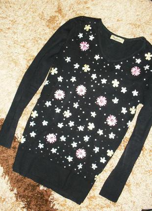 Чорний светр в квіточки