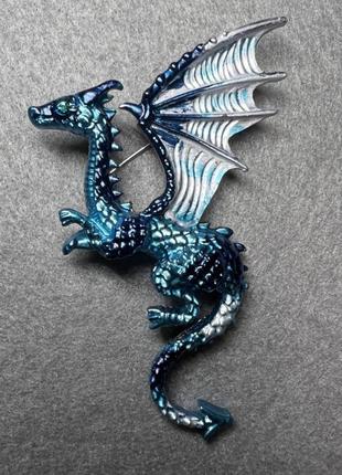 Брошка дракон синя та блякитна емаль сріблястий метал 42х66мм
