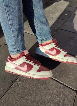 Прекрасные женские кроссовки nike dunk low valentine's day бежевые с бордовым1 фото