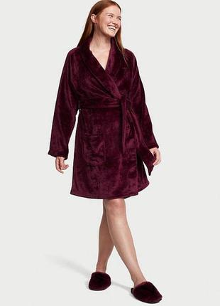 Плюшевый халат victoria's secret cozy plush short robe, бордовый1 фото