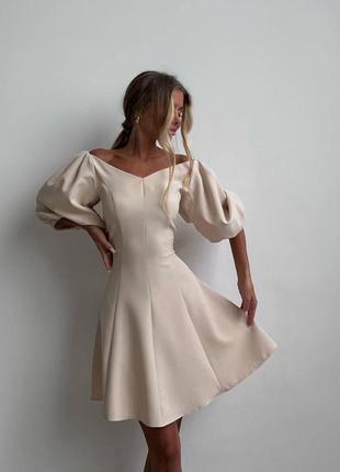 Элегантное стильное платье-мини свободного кроя классического стиля с короткими рукавами костюмка
