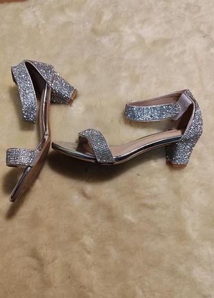 Босоножки со стразами