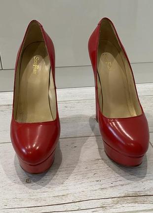 Мега стильні червоні туфлі4 фото