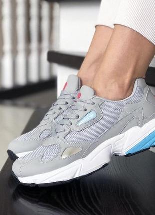 Женские кроссовки adidas falcon серые с белым / smb