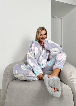 Теплая плюшевая пижама с принтом листочков с кофтой летучая мышь на молнии с брюками на резинке3 фото