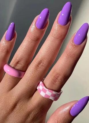 Овальные накладные ногти яркого фиолетового цвета