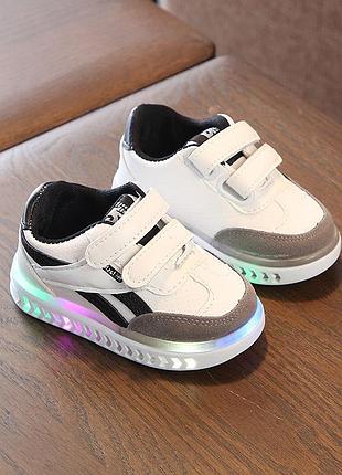 Шикарные кроссовки с подсветкой