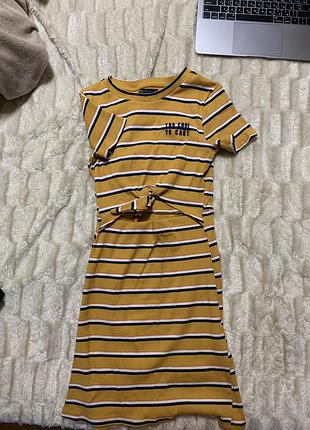 Платье желтое с открытым животом