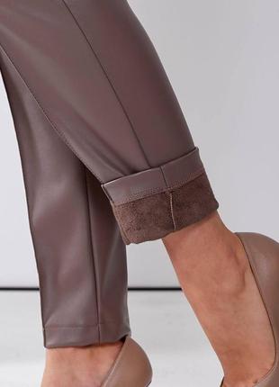 Утепленные женские брюки из эко-кожи на замшевой основе.6 фото