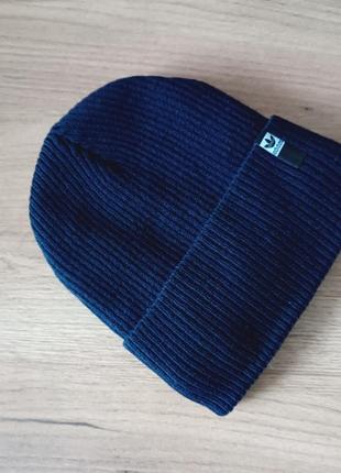 Молодежная вязаная шапочка с отворотом на микрофлисе
шапка средней плотности, 
размер универсальный,
цвет темно-синий2 фото