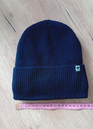 Молодежная вязаная шапочка с отворотом на микрофлисе
шапка средней плотности, 
размер универсальный,
цвет темно-синий4 фото