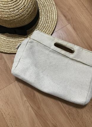 Косметичка світлого кольору з золотом