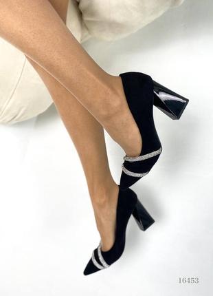 Черные невероятные туфли с острым носом декорированы камушками на каблуке8 фото