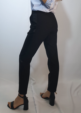 Черные брюки с линиями по бокам3 фото