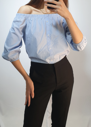 Блакитна блуза на плечі у білу смужку1 фото