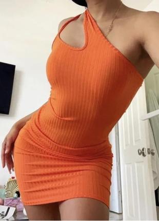 Крута помаранчева сукня в рубчик на одне пличе prettylittlething