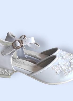 Белые, голубые туфли на каблуке для девочки праздничные7 фото